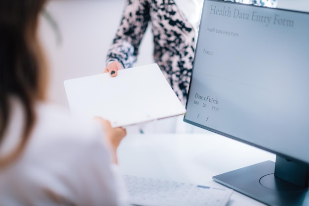 Photo midsection of woman using laptop