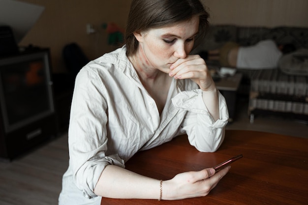 Photo midsection of woman using mobile phone at home