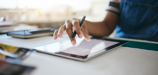 Photo midsection of woman using mobile phone on table