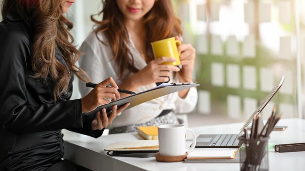 Photo midsection of woman using mobile phone on table