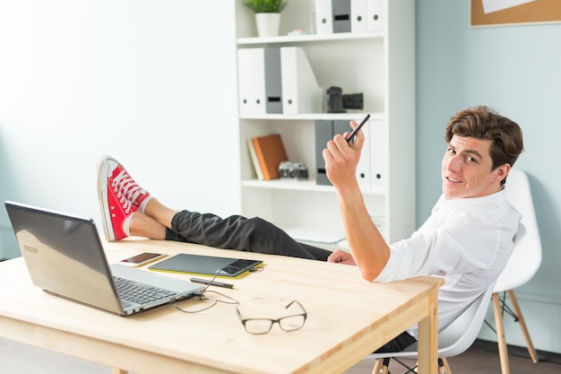 Photo midsection of woman using mobile phone at table