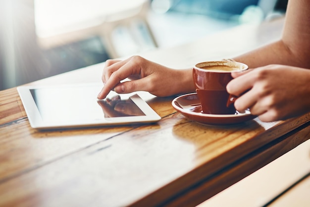 Photo midsection of woman using mobile phone at table