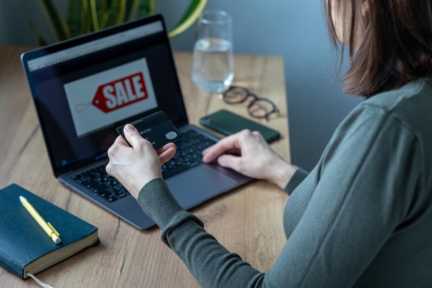 Photo midsection of woman using mobile phone while sitting on table