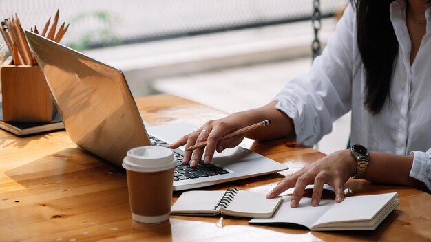 Photo midsection of woman using mobile phone while sitting on table