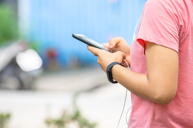 Foto sezione centrale di una donna che usa il telefono cellulare mentre si trova all'aperto