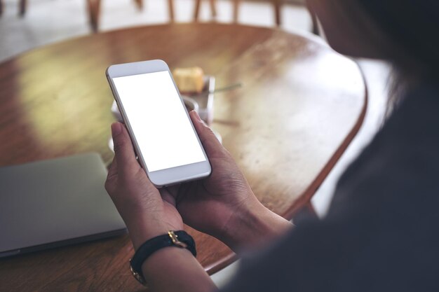 Photo midsection of woman using mobile phone