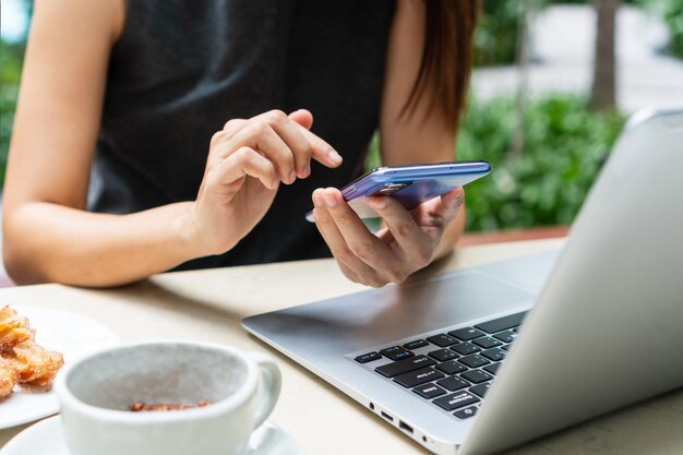 Foto sezione centrale di una donna che usa un telefono cellulare