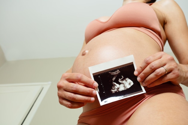 Photo midsection of woman using mobile phone