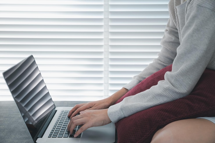 Photo 携帯電話を使っている女性のミッドセクション