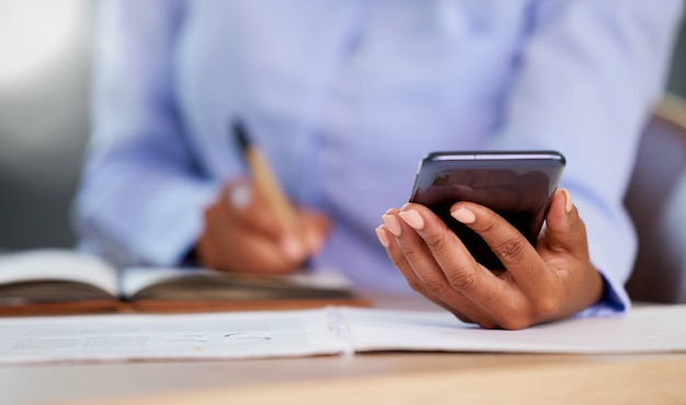 Photo midsection of woman using mobile phone