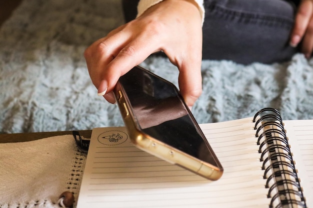 Photo midsection of woman using mobile phone