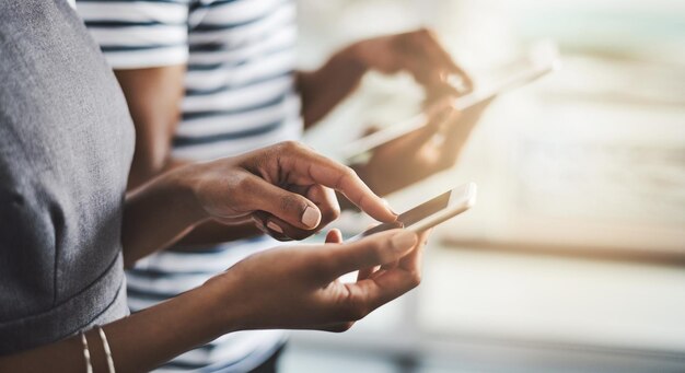 Photo midsection of woman using mobile phone