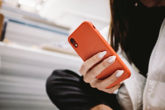 Foto sezione centrale di una donna che usa un telefono cellulare