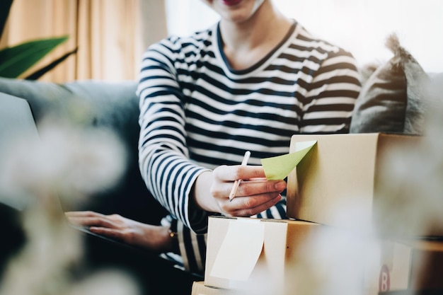 Photo midsection of woman using mobile phone