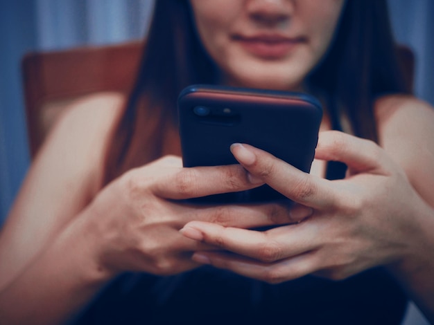 Foto sezione centrale di una donna che usa un telefono cellulare