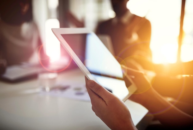 Photo midsection of woman using mobile phone