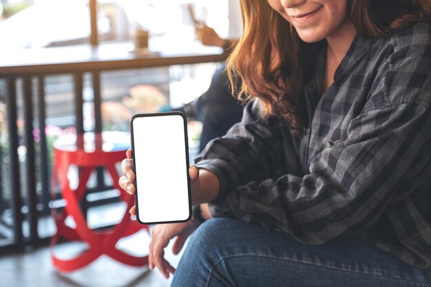 Foto sezione centrale di una donna che usa un telefono cellulare