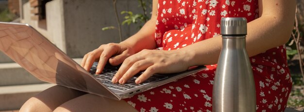 Photo midsection of woman using mobile phone