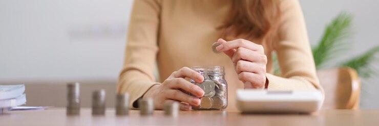 Photo 携帯電話を使っている女性のミッドセクション