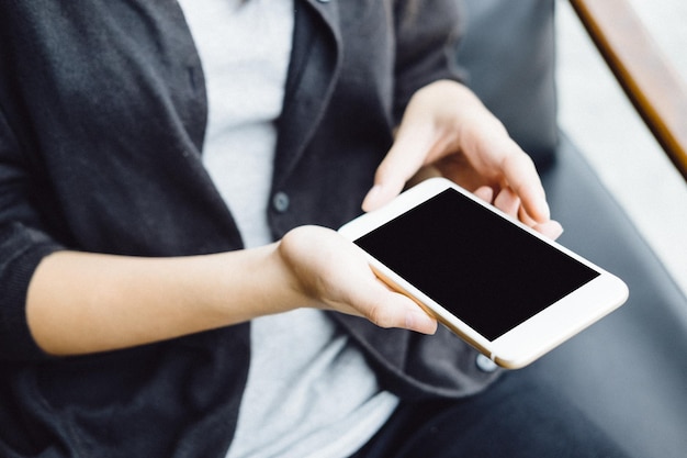 携帯電話を使っている女性のミッドセクション