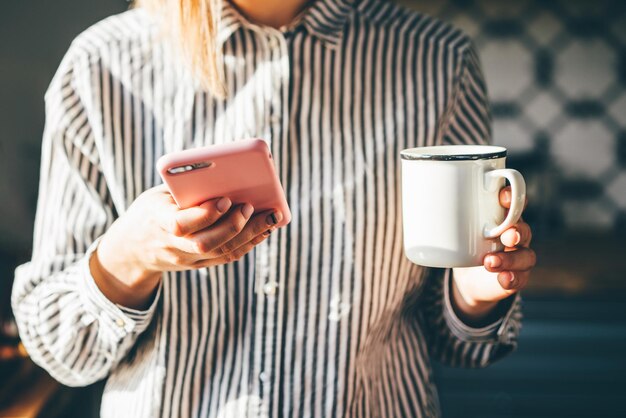 携帯電話を使っている女性のミッドセクション