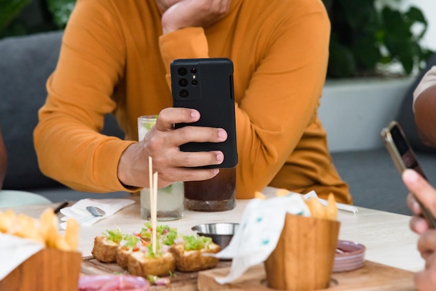 Foto sezione centrale di una donna che usa un telefono cellulare