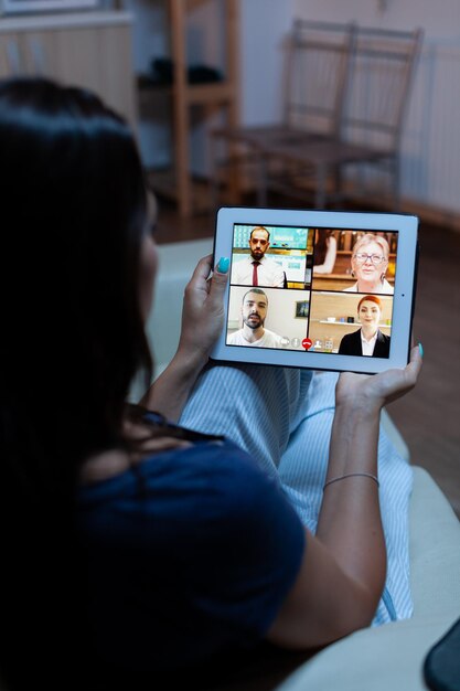 Photo midsection of woman using mobile phone