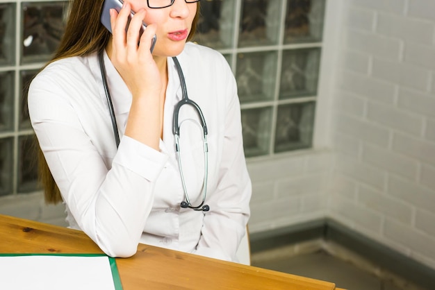 Foto sezione centrale di una donna che usa un telefono cellulare