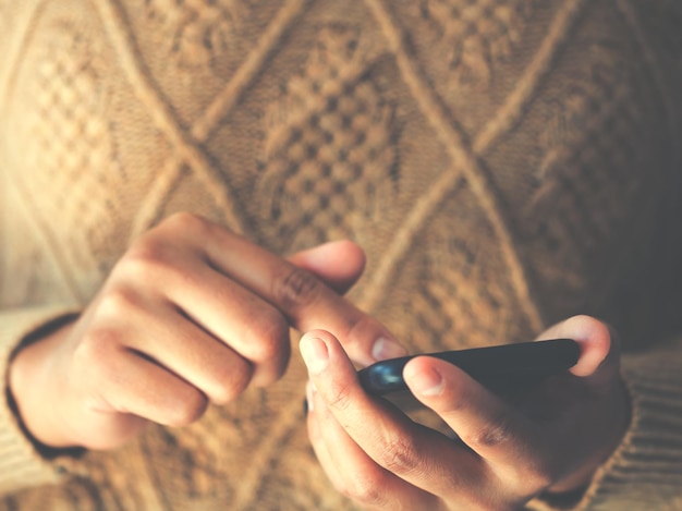 Photo midsection of woman using mobile phone