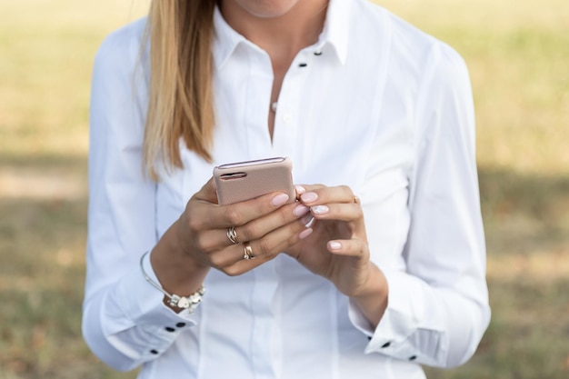 Foto sezione centrale di una donna che usa un telefono cellulare