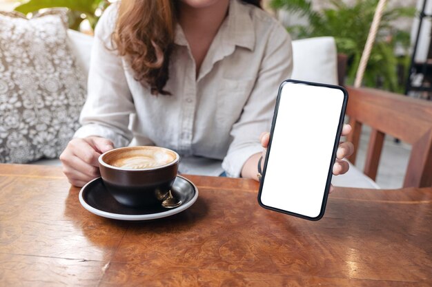 Photo midsection of woman using smart phone in cafe