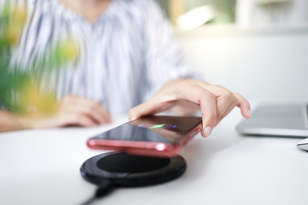 Photo midsection of woman using smart phone on table