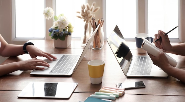 Photo midsection of woman using smart phone on table