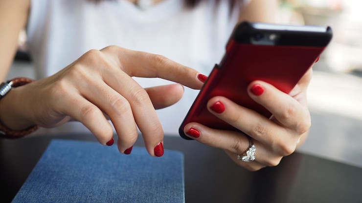 Photo midsection of woman using smart phone