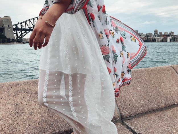 Photo midsection of woman walking on promenade