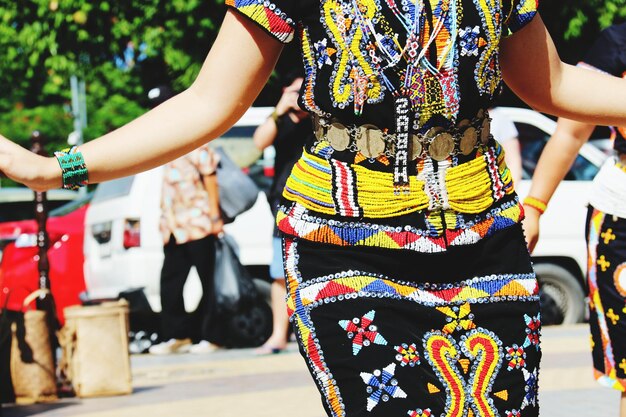 Photo midsection of woman walking on road