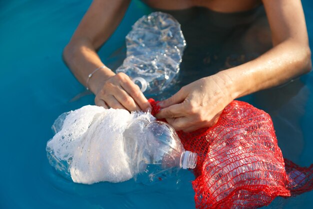 Foto sezione centrale di una donna in acqua