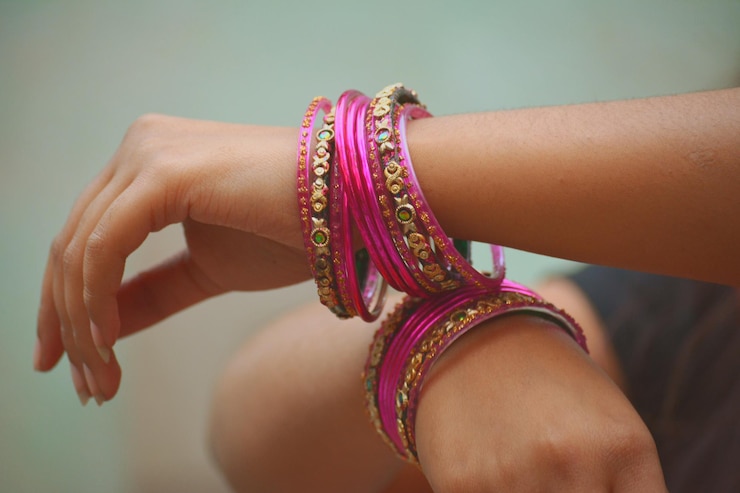 Photo midsection of woman wearing bangles