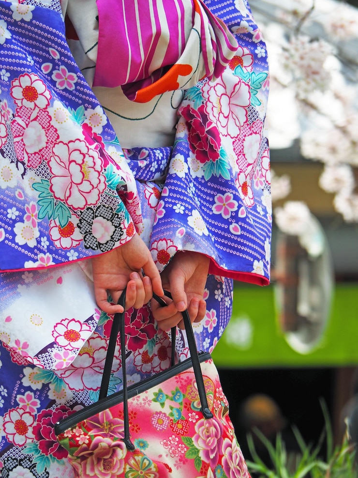 Photo midsection of woman wearing kimono holding bag