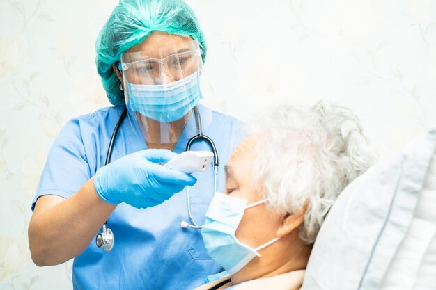 Foto sezione centrale di una donna che indossa una maschera