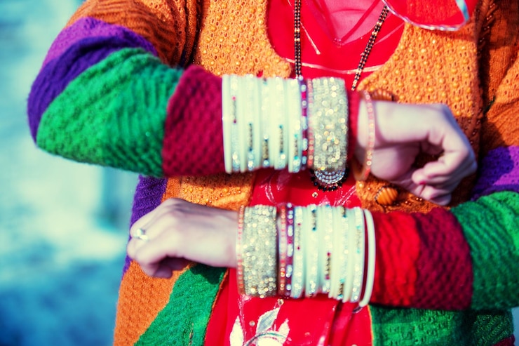 Photo midsection of woman wearing multi colored bangles