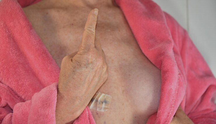 Photo midsection woman wearing pink bathrobe gesturing with hand