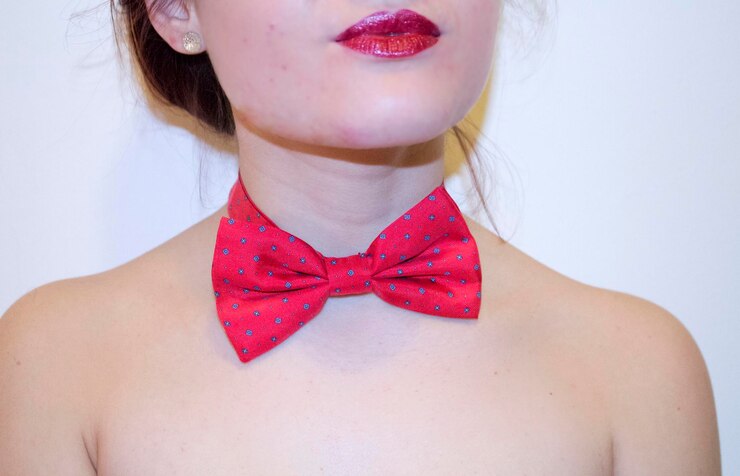 Photo midsection of woman wearing red bow tie and lipstick