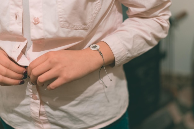 Photo midsection of woman wearing shirt