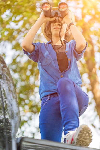 Photo midsection of woman with arms raised against trees