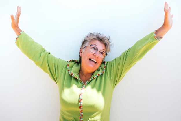 Photo midsection of woman with arms raised against white background