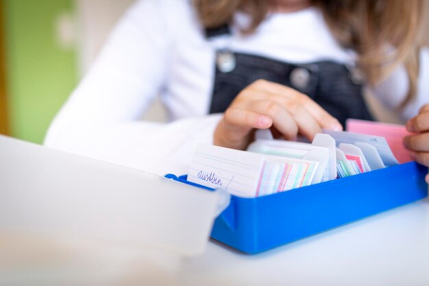 Photo midsection of woman with cards on table