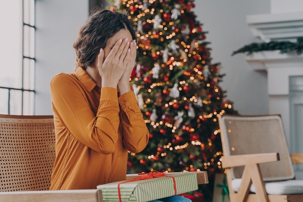 Photo midsection of woman with christmas tree at home