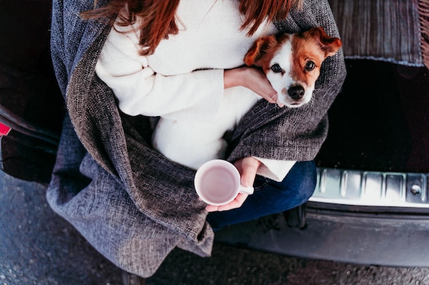 Foto sezione centrale di una donna con un cane e un caffè