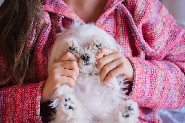 Photo midsection of woman with dog sitting on bed